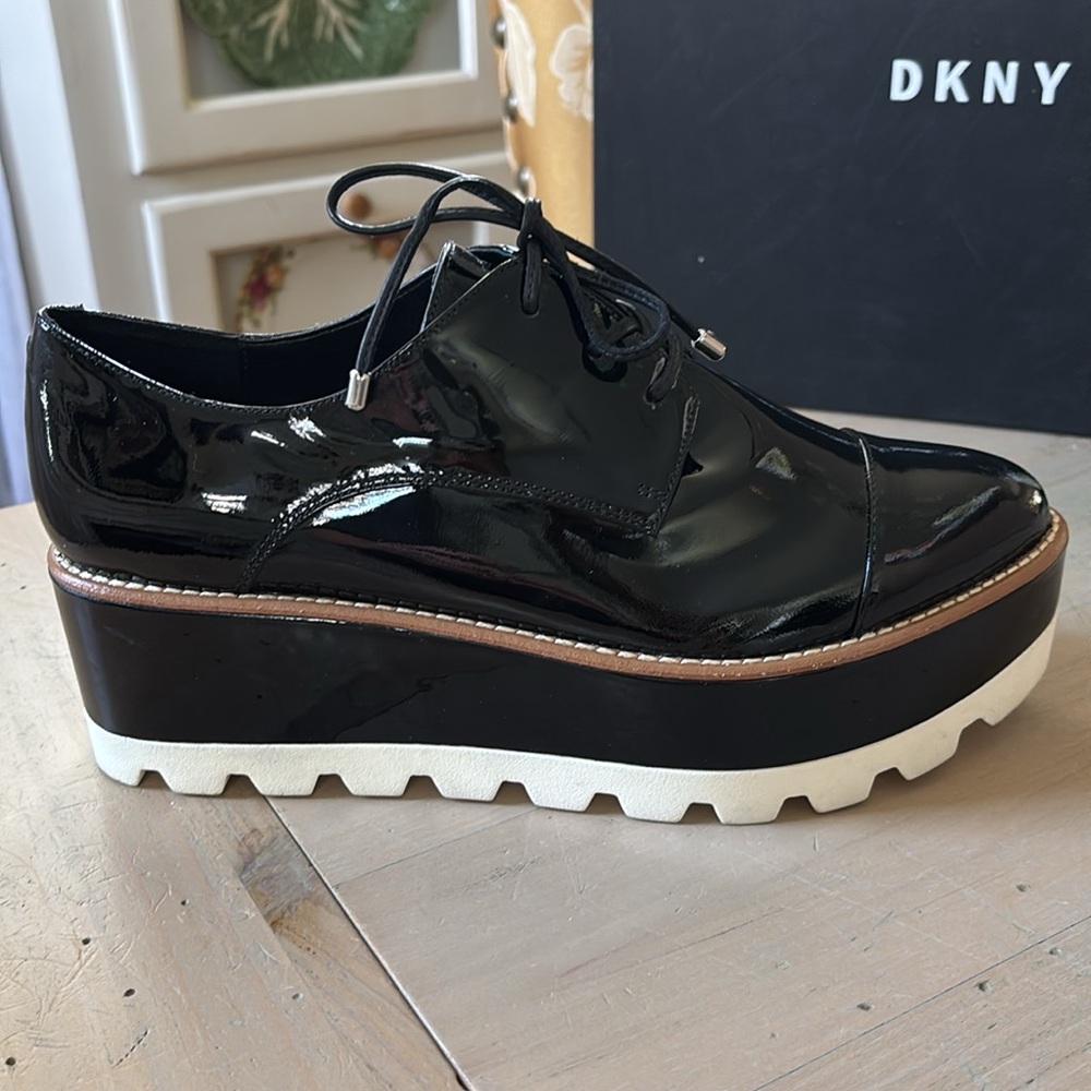 DKNY Women's Black/White Platform Oxfords - Picture 6 of 13